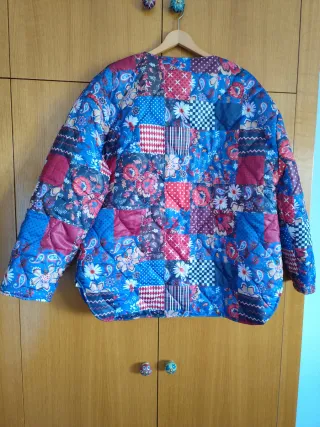 Abrigo acolchado patchwork floral