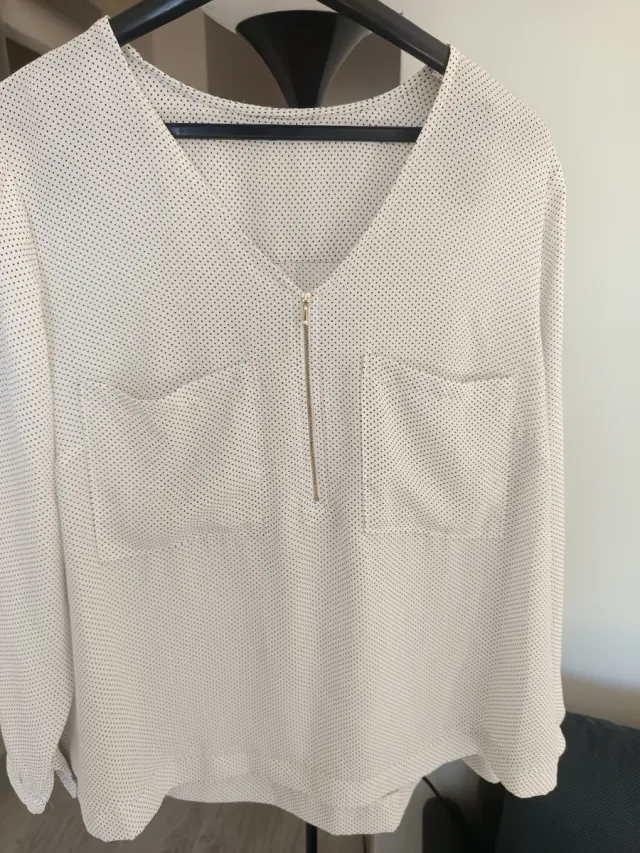 Blusa Mango Talla S Blanca con topos negros Nueva!