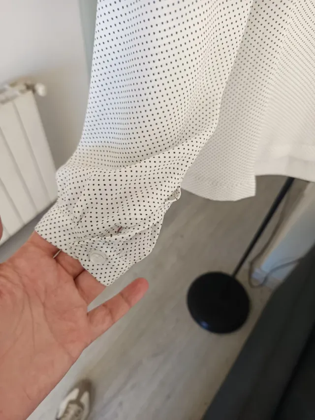 Blusa Mango Talla S Blanca con topos negros Nueva!