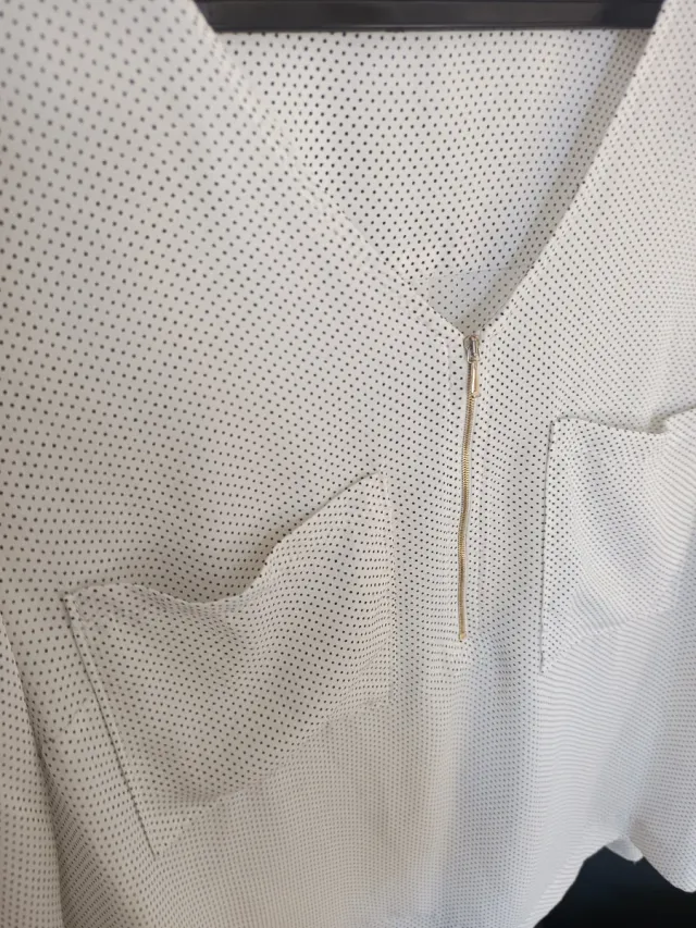 Blusa Mango Talla S Blanca con topos negros Nueva!