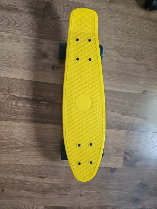 Monopatín infantil amarillo