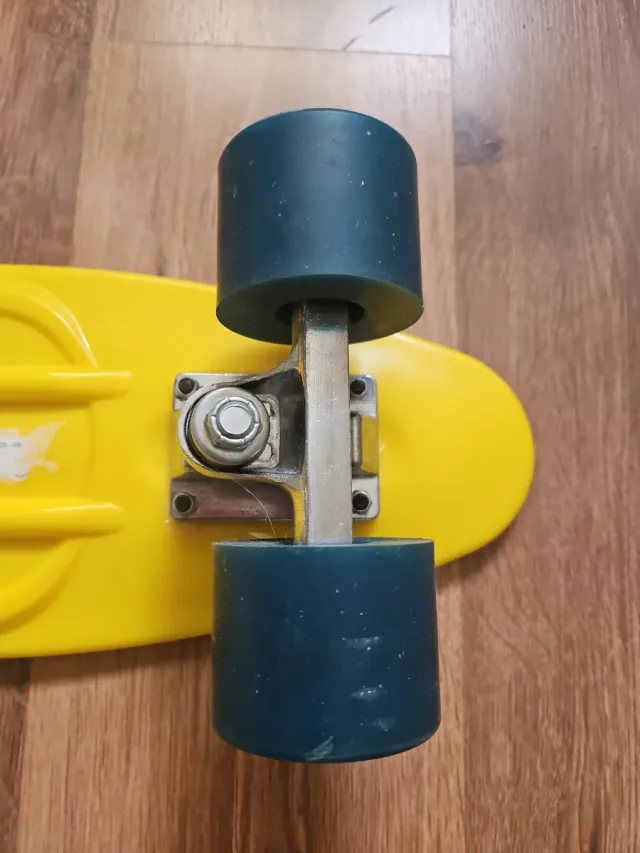 Monopatín infantil amarillo