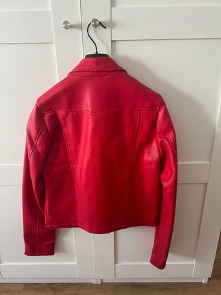 Chaqueta cuero Stradivarius Roja