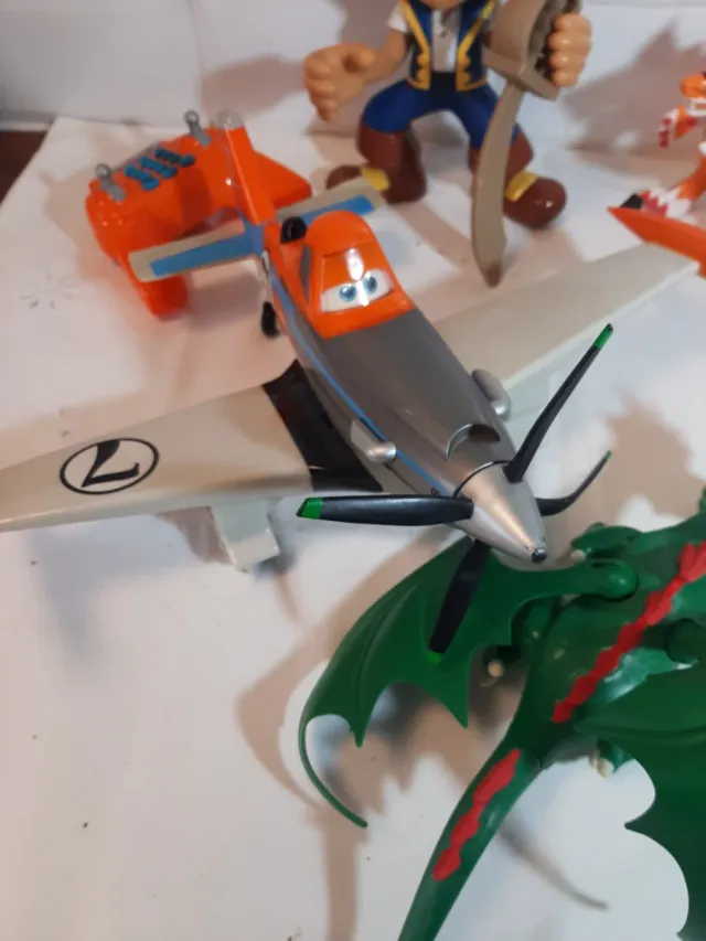 Lote de muñecos: Jake, dragón, avión y más