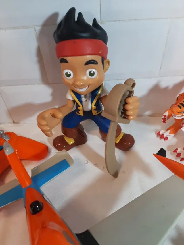 Lote de muñecos: Jake, dragón, avión y más