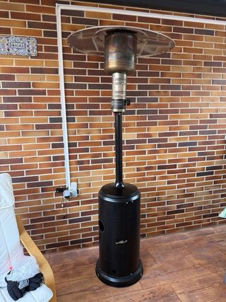 Estufa de gas exterior negra y plateada, tipo seta