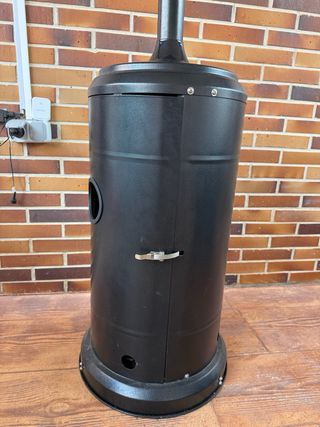 Estufa de gas exterior negra y plateada, tipo seta