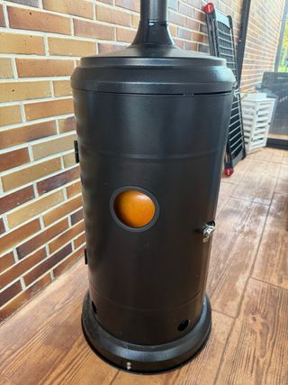 Estufa de gas exterior negra y plateada, tipo seta