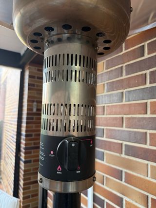 Estufa de gas exterior negra y plateada, tipo seta