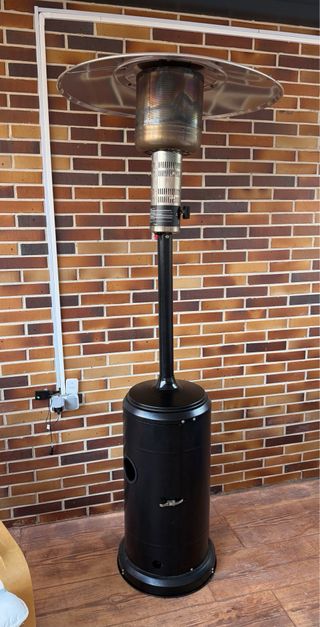 Estufa de gas exterior negra y plateada, tipo seta