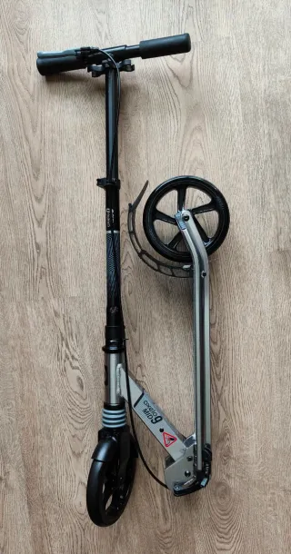 Patinete Oxelo MID9 de Decathlon.  (Plegable) Gris