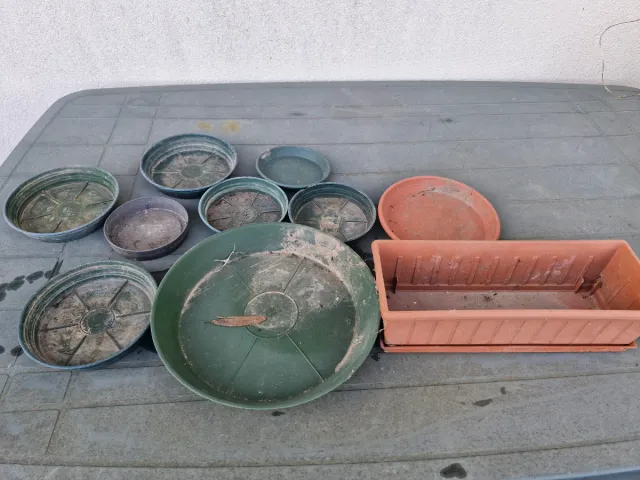 Lotto Sottovasi misti in plastica