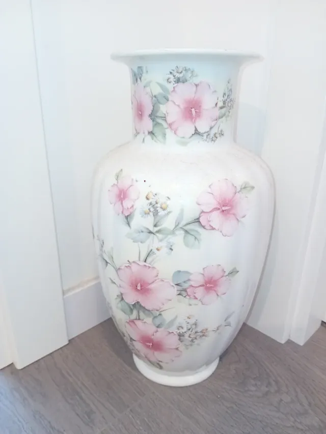 Jarrón de porcelana con flores rosas