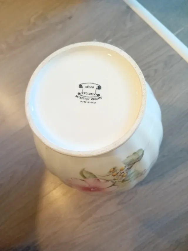 Jarrón de porcelana con flores rosas