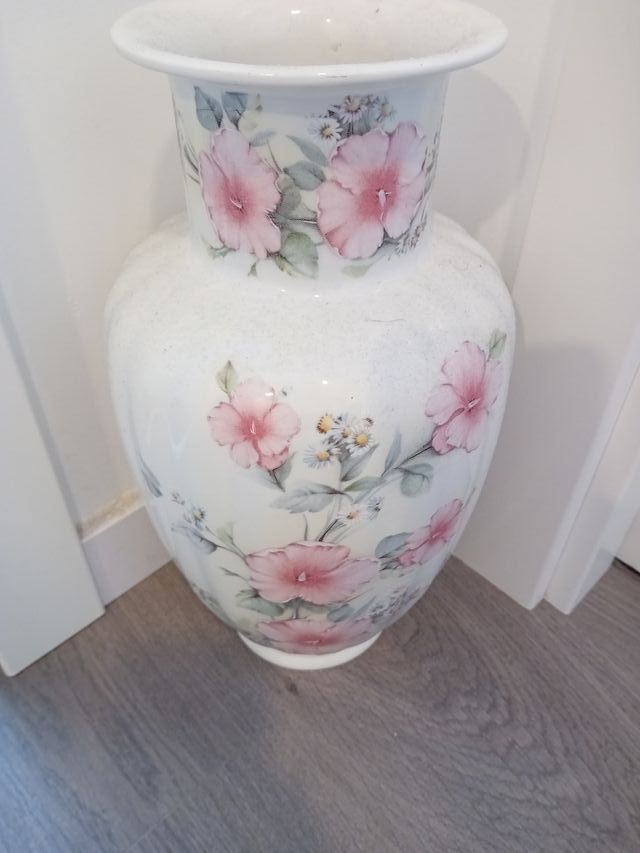 Jarrón de porcelana con flores rosas