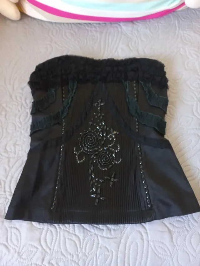 Corsé negro con pedrería y detalles plateados