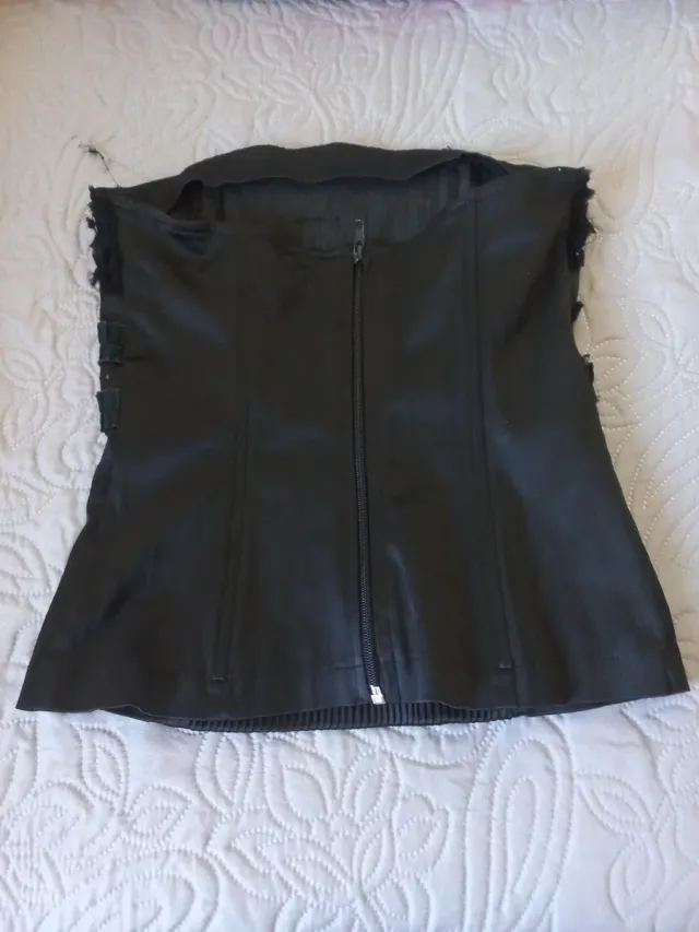 Corsé negro con pedrería y detalles plateados