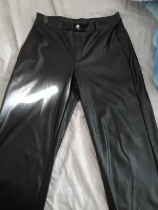 Pantalón negro efecto piel