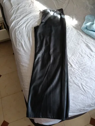 Pantalón negro efecto piel