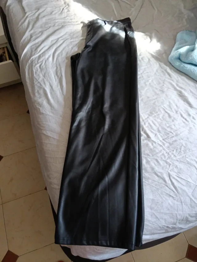 Pantalón negro efecto piel