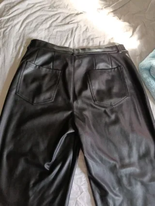 Pantalón negro efecto piel