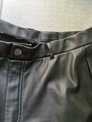 Pantalón negro efecto piel