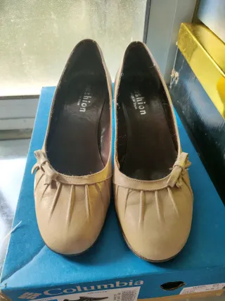 Zapatos tacón bajo beige