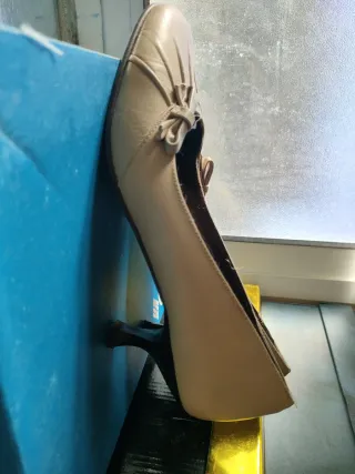 Zapatos tacón bajo beige