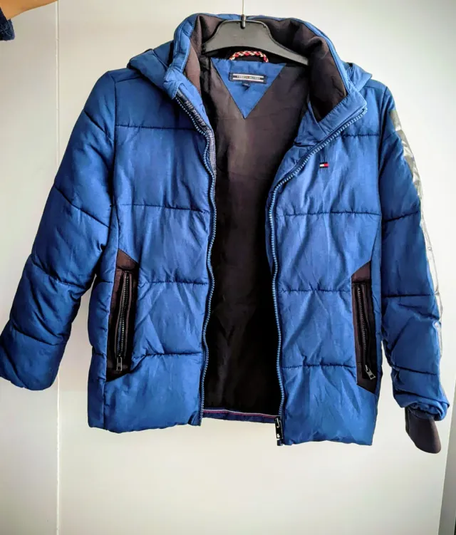 Cazadora niño Tommy Hilfiger azul. Talla 128