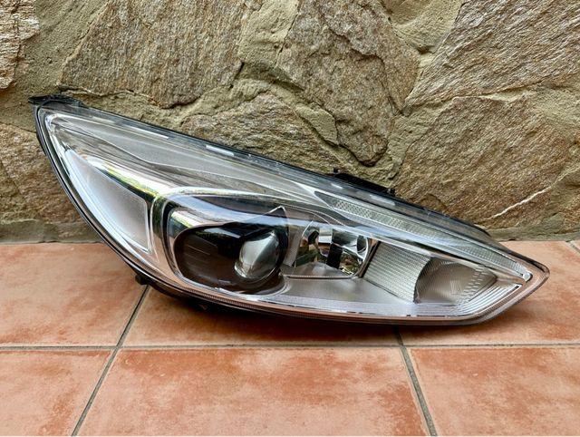 Faro delantero derecho Ford Focus MK3