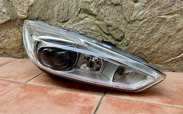 Faro delantero derecho Ford Focus MK3