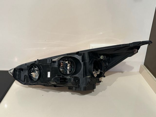 Faro delantero derecho Ford Focus MK3