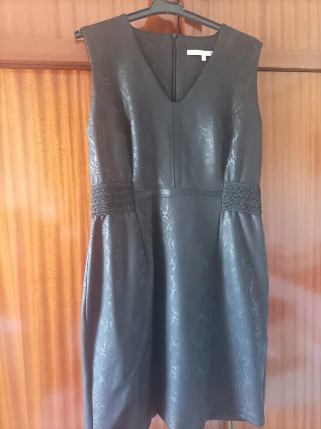 Vestido negro con estampado de serpiente