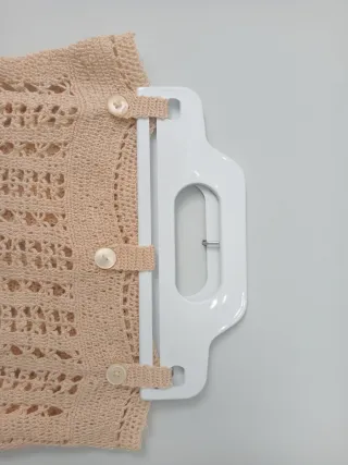 Bolso tejido a mano con botones