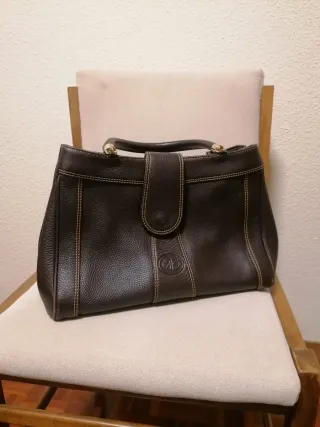 Bolso de piel marrón con cremallera
