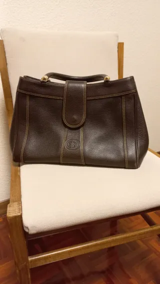 Bolso de piel marrón con cremallera