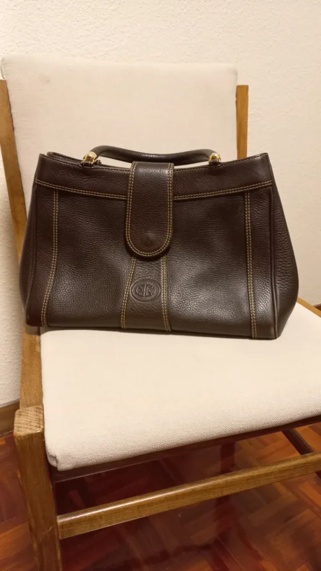 Bolso de piel marrón con cremallera