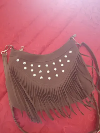 Bolso marrón con flecos y tachuelas