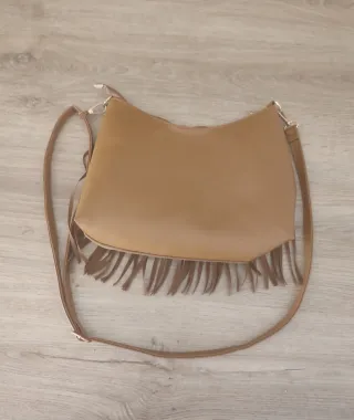Bolso marrón con flecos y tachuelas