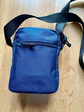 Bandolera xdye azul de la linea Pull & Bear