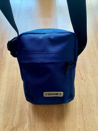 Bandolera xdye azul de la linea Pull & Bear