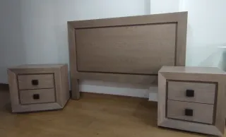 Madera maciza: cabecero, mesita noche, sinfonier.