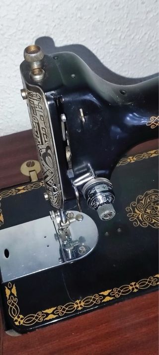 Máquina de coser Sigma en mueble