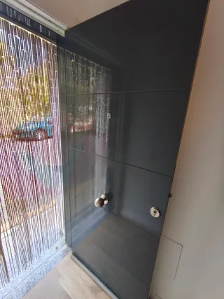 Puerta blindada gris