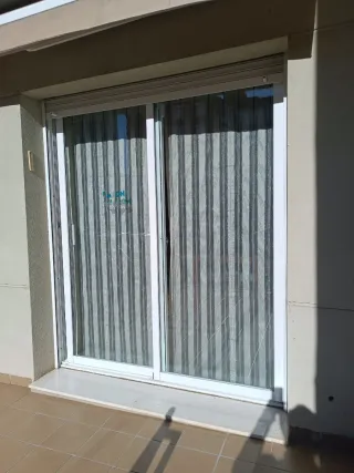 Puerta aluminio blanco doble cristal