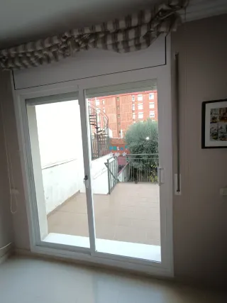 Puerta aluminio blanco doble cristal