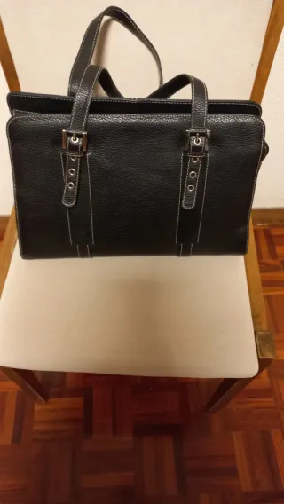 Bolso de piel negro,