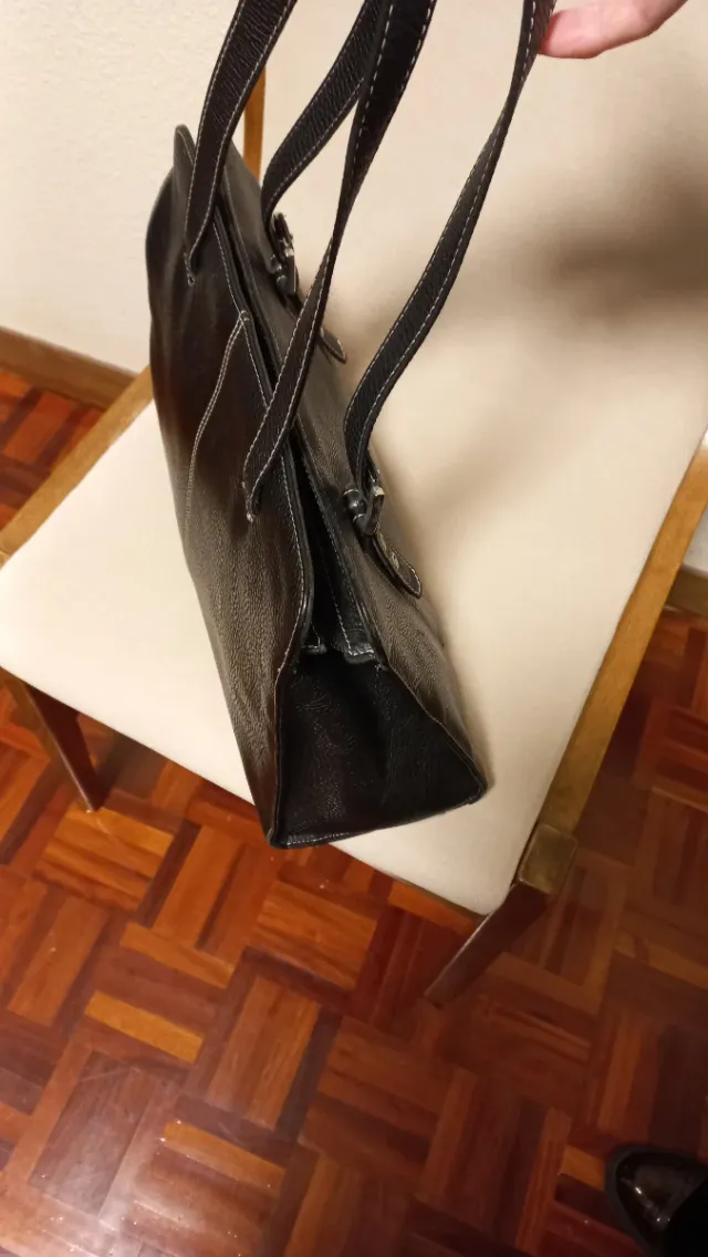 Bolso de piel negro,