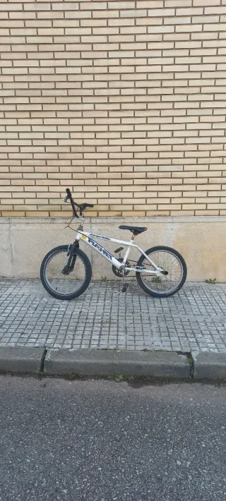 Bici BMX blanca
