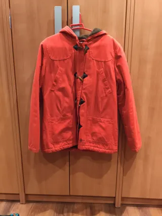 Chaqueta naranja con botones de madera